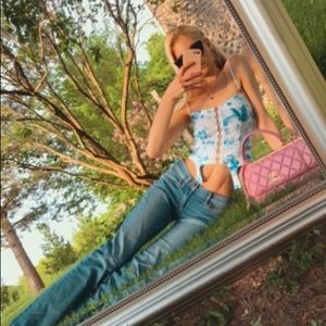 Meet your Posher, Charis